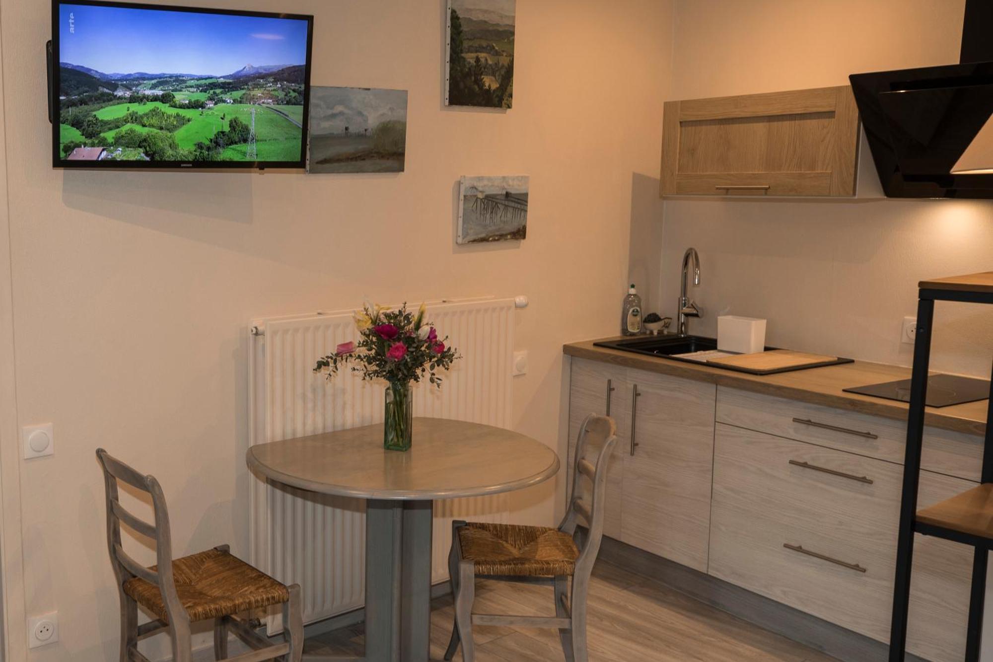 Agreable Logement Independant Avec Veranda Vienne  Esterno foto